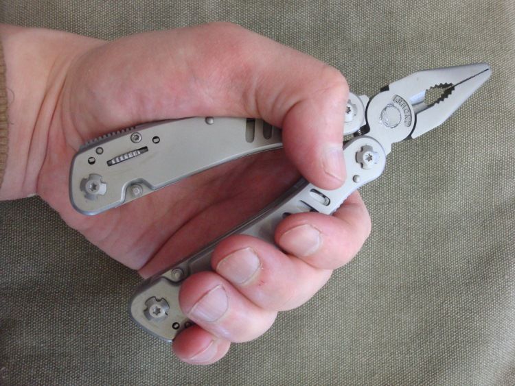 Инструмент - мультитул AR700